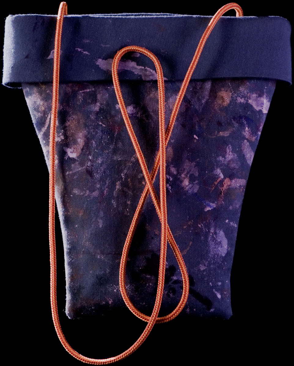 Tissus d’uniformes tachés, lacet de bottines en bandoulière, / Fabric from satine uniforme, bootlace as shoulder strap 24 cm x 23 cm